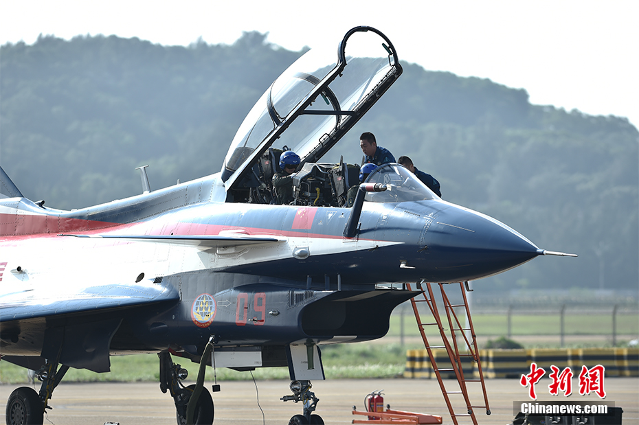  圖為11月1日，中國(guó)空軍八一飛行表演隊(duì)整裝待發(fā)。圖為女戰(zhàn)斗機(jī)飛行員亮相。