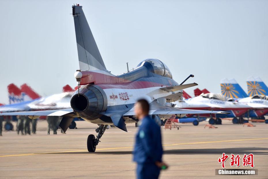  圖為11月1日，中國(guó)空軍八一飛行表演隊(duì)整裝待發(fā)。圖為女戰(zhàn)斗機(jī)飛行員亮相。