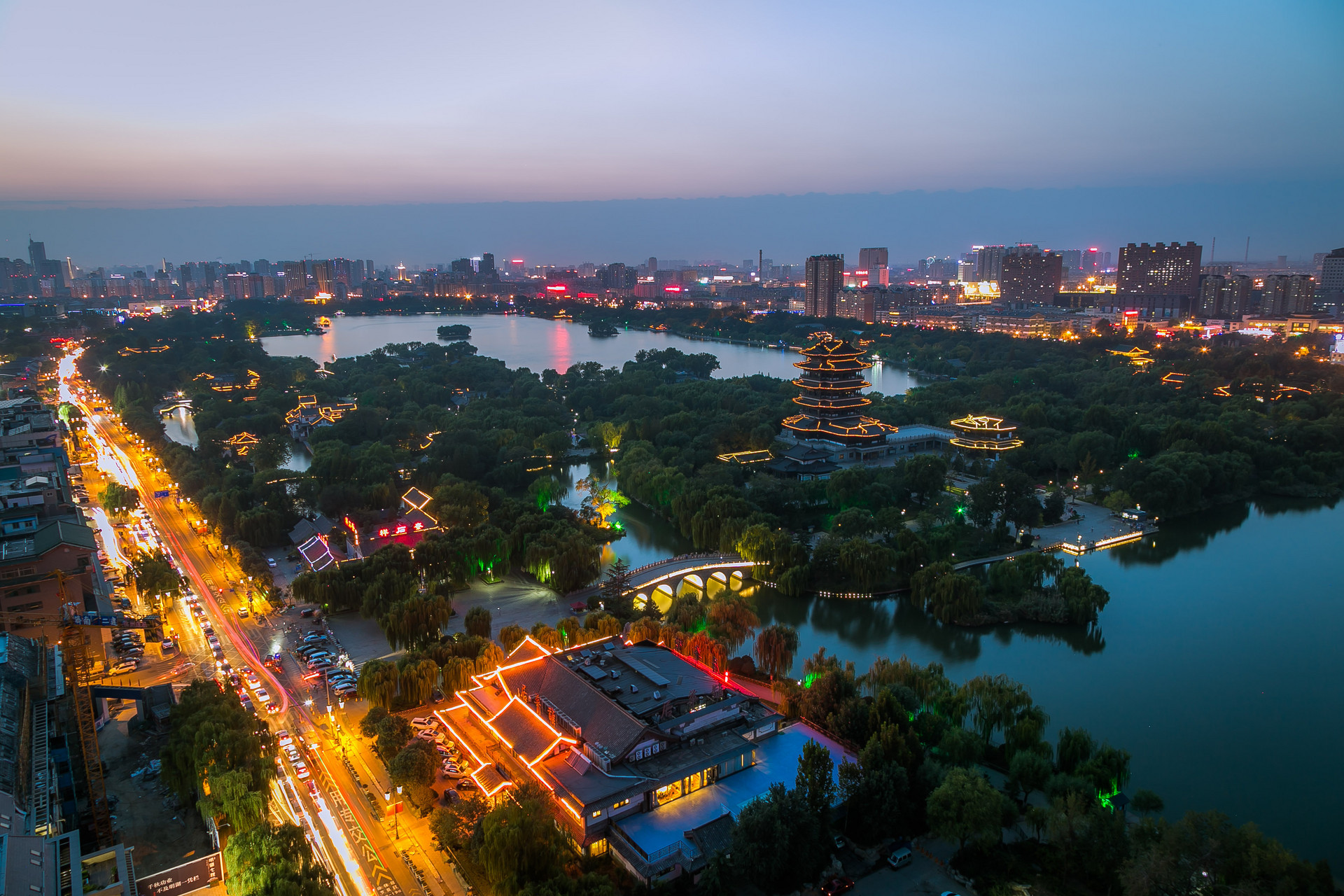 大明湖夜景封面圖