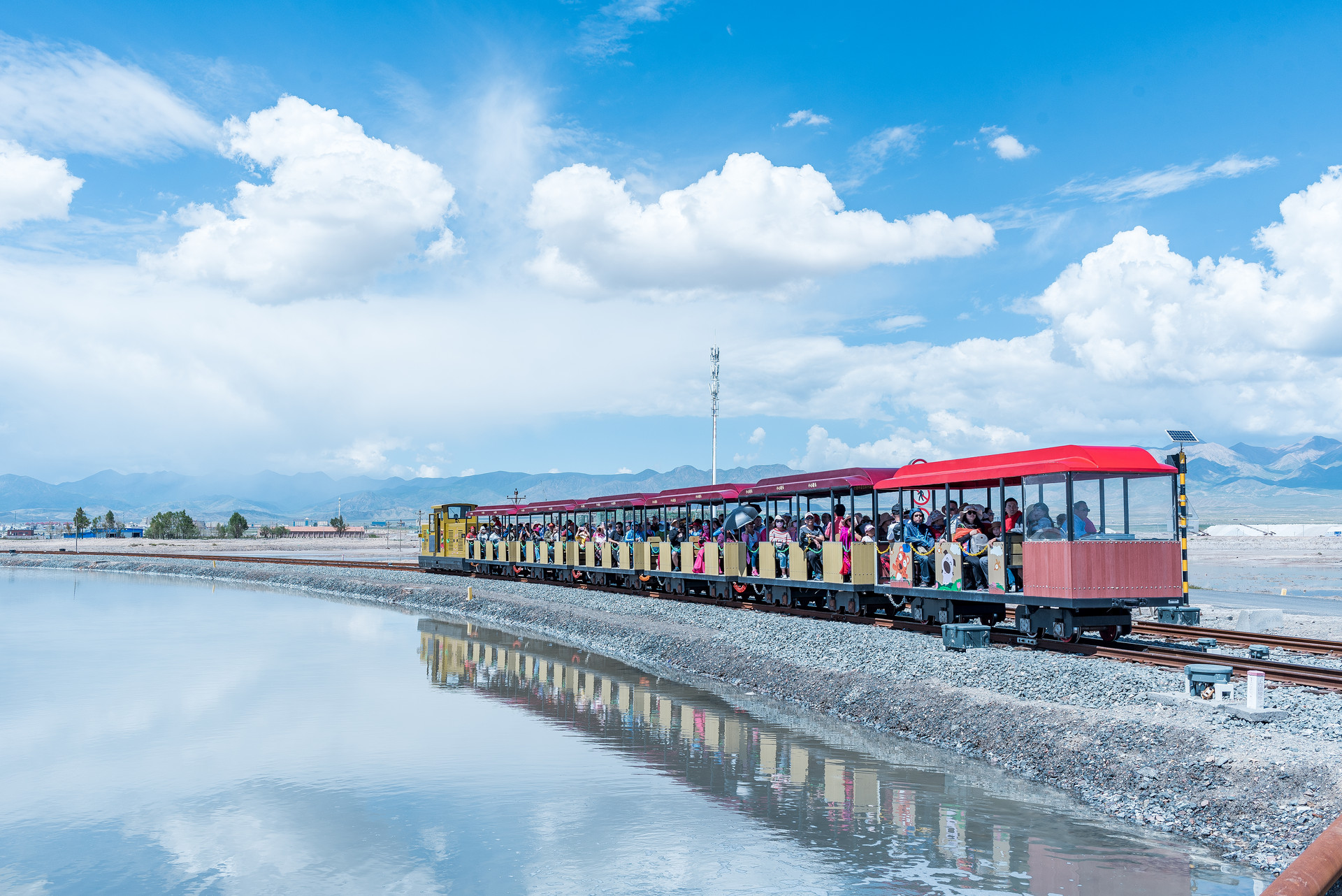 茶卡鹽湖小火車封面圖